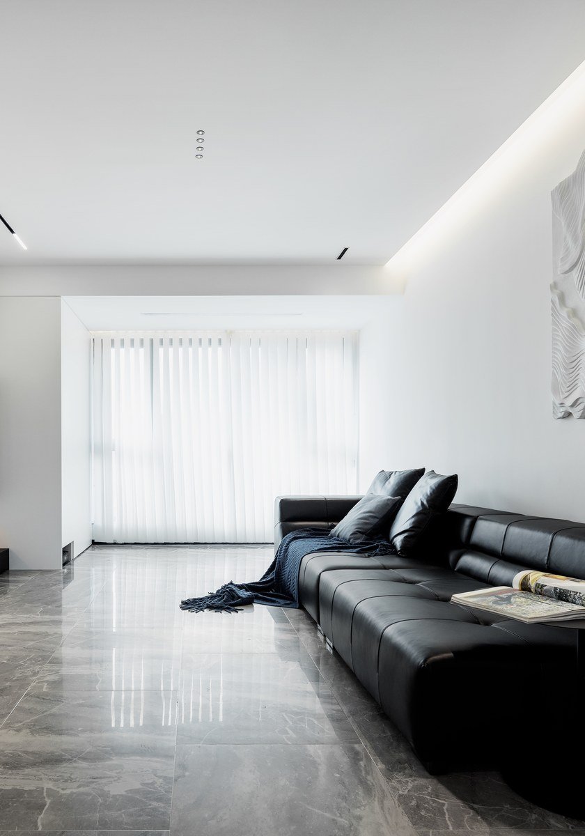 2026092805261137 Monochrome living room in a transformed 99 sqm apartment in Weihai