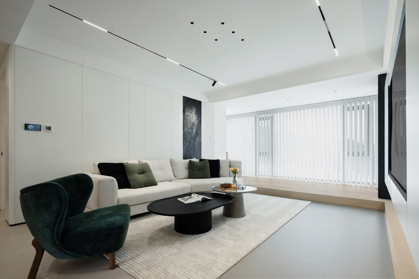 Completed open-plan living room in a 138 sqm family home in Weihai