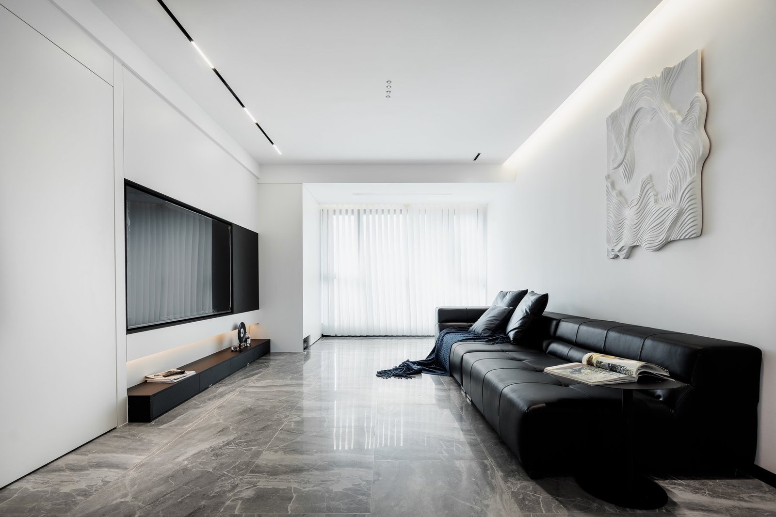 Completed monochrome living room in a 99 sqm apartment in Weihai