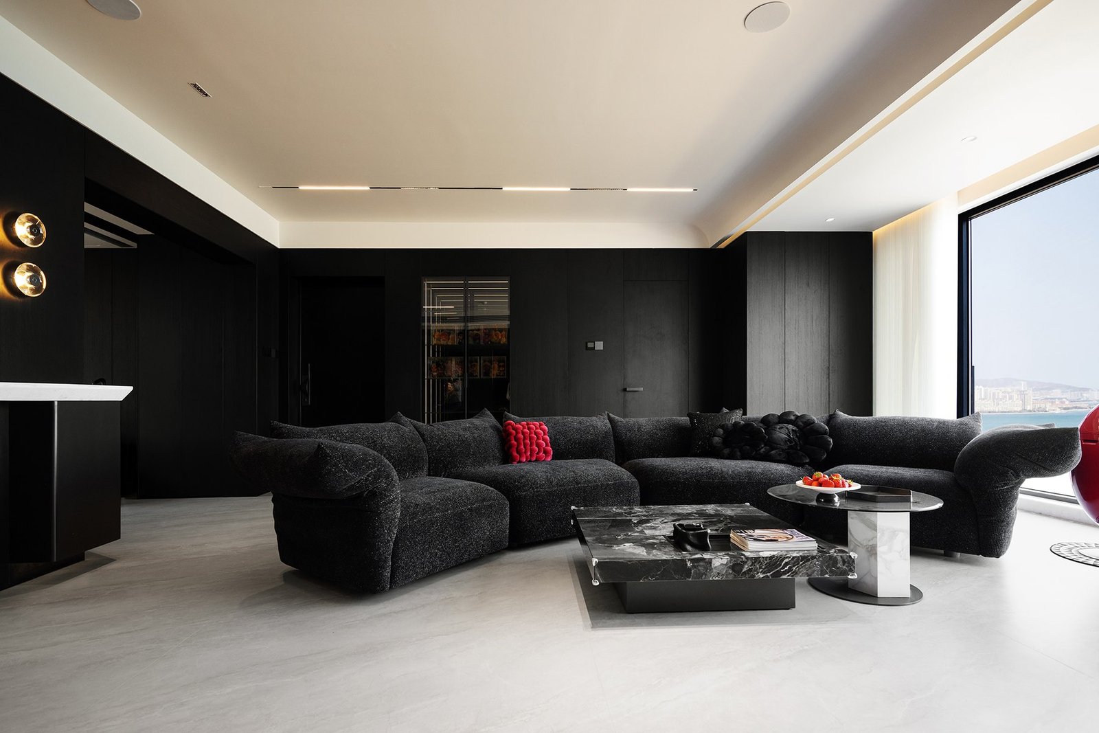 Living room arranged around the panoramic sea view