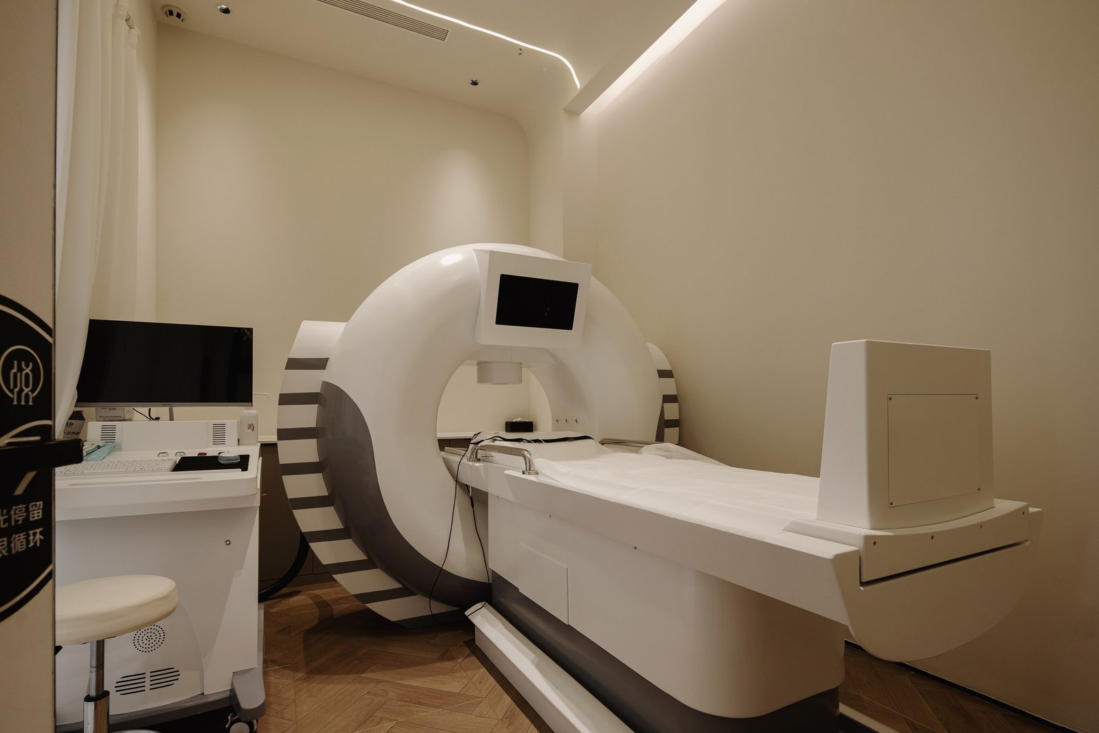 Treatment room organised around specialist medical equipment
